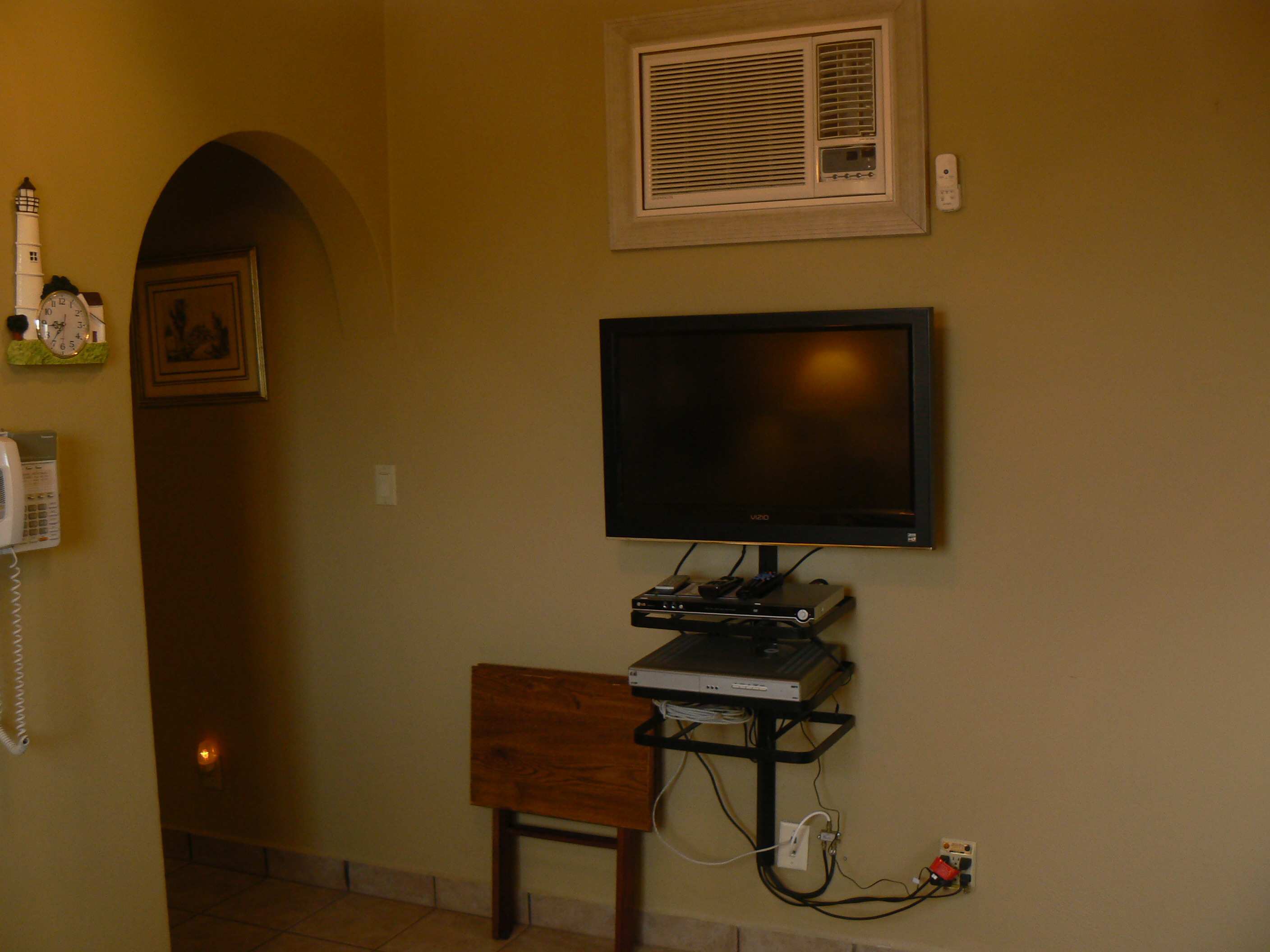 Visio 32 HDTV with DVD Player. Local Cabel and Sat. TV