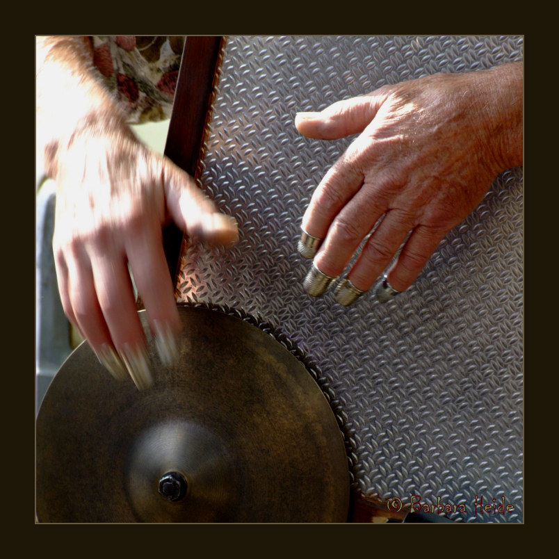 washboard percussions...