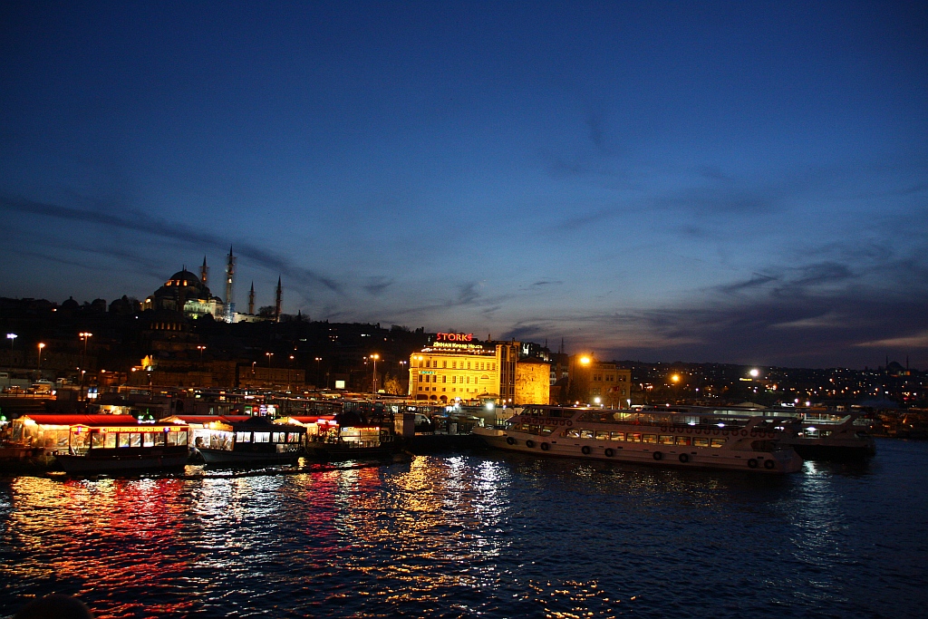 Benneth and Beatris 142.jpg Galata Koprusu(bridge) a look towards Eminonu
