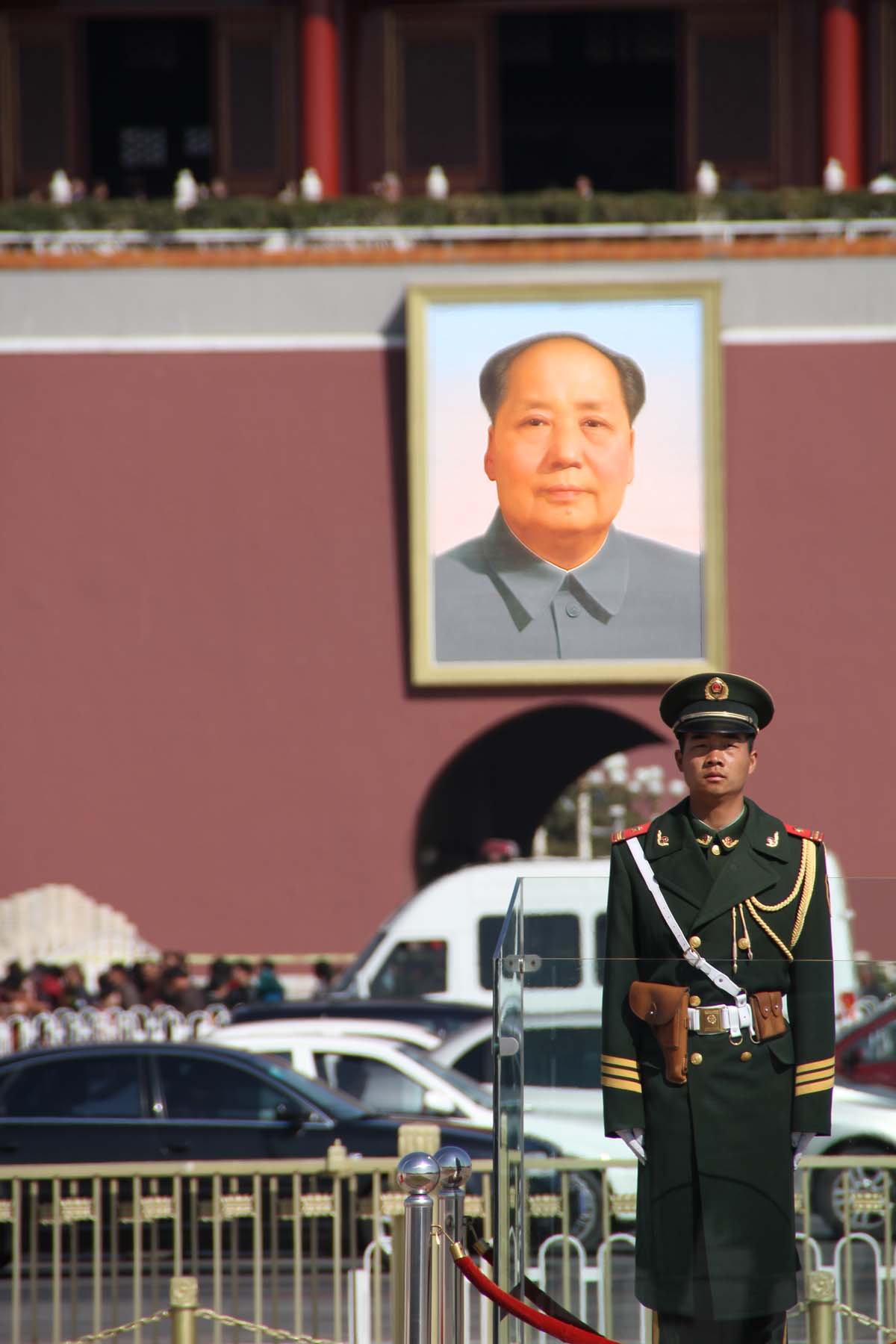 Soldier guarding the Tiananmen Tower and Mao Tse-tung.