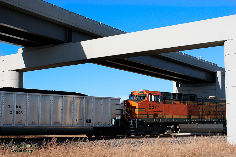 bnsf5677dpu_at_west_barr.jpg