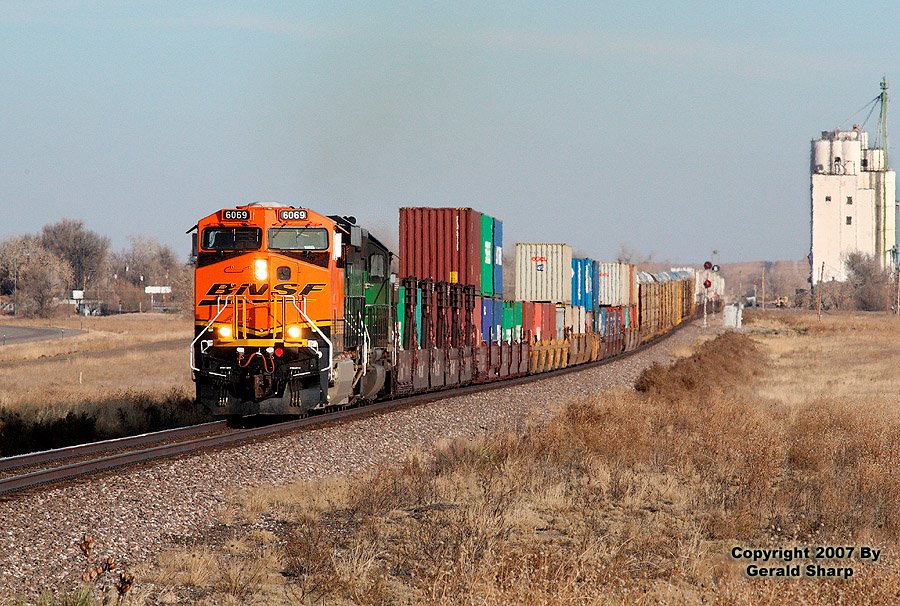 bnsf6069_west_at_roggen_c.jpg