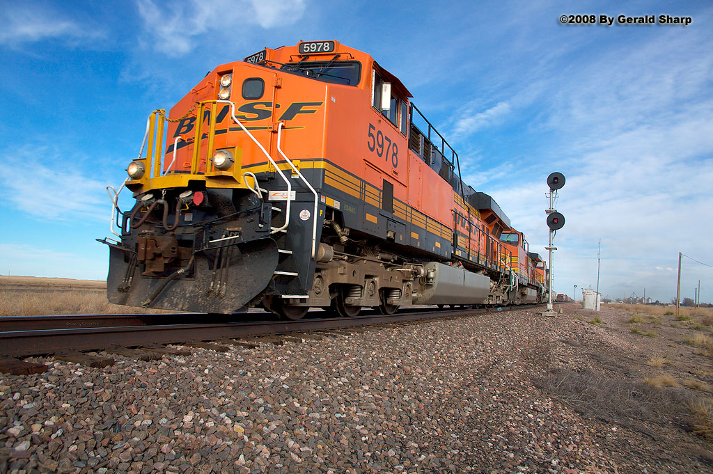 bnsf5978_west_at_west_roggen.jpg