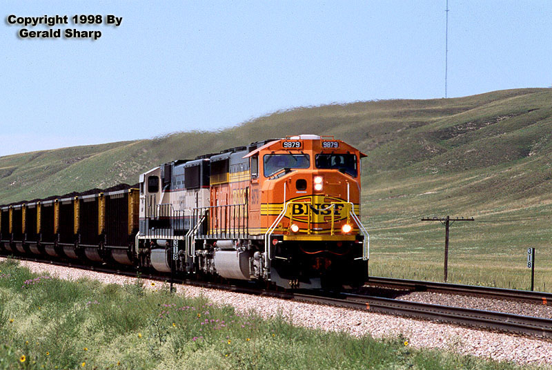 bnsf9879_at_hyannis_hill.jpg
