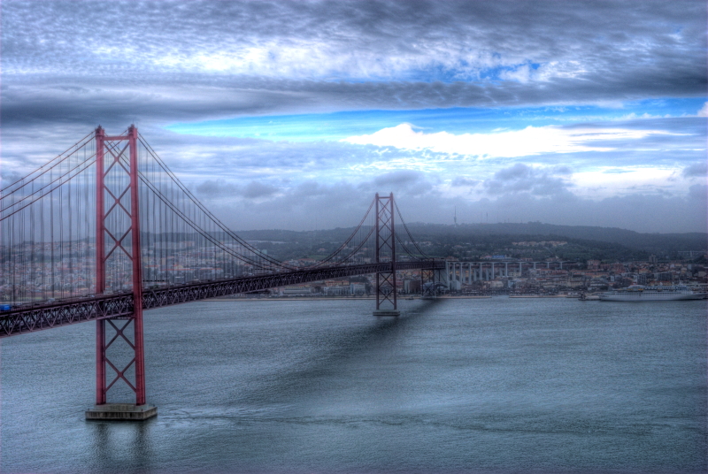 25 de Abril Bridge