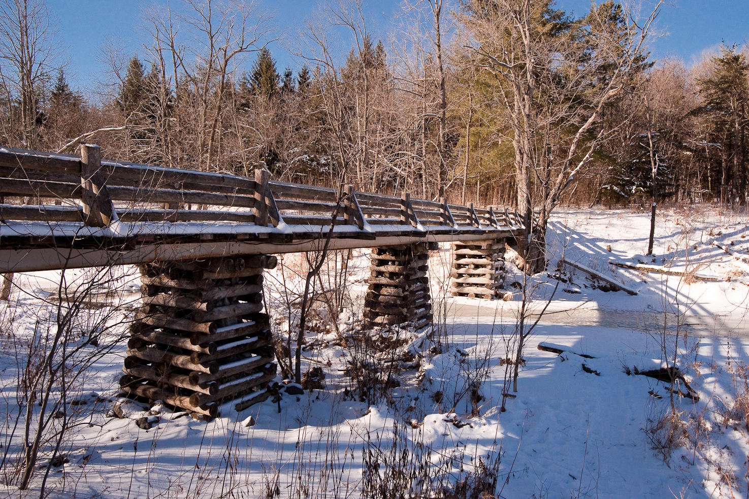 Un petit pont et son ombre / Small Bridge and Its Shadow