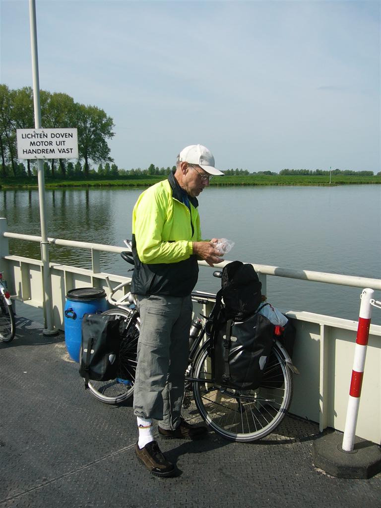 op de pont bij Elst