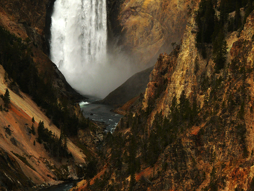 (Example E) Lower Falls of the Yellowstone River, 250mm medium telephoto range, horizontal framing.