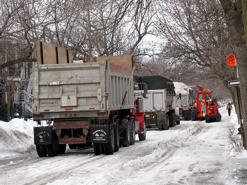 Un déneigement typique des rues de Montréal
