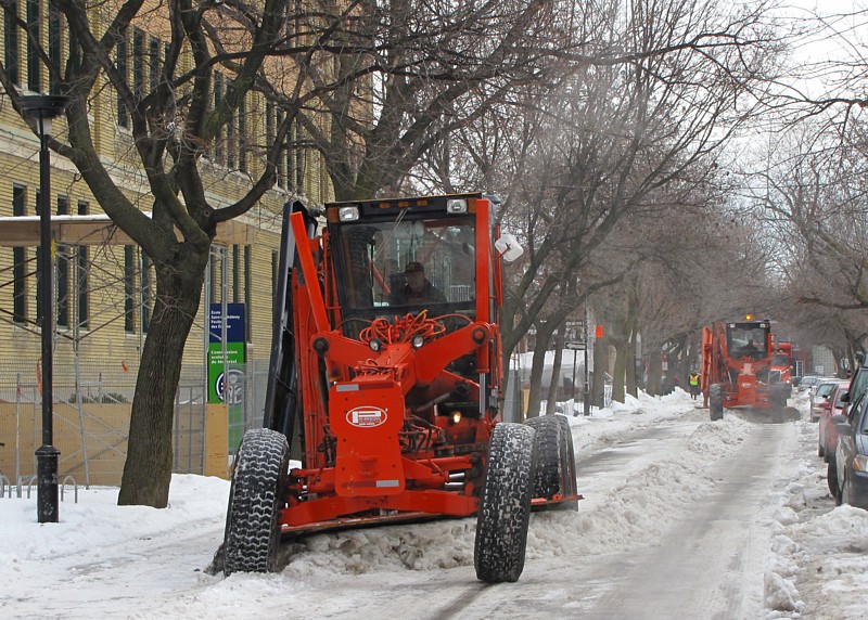 Un déneigement typique des rues de Montréal