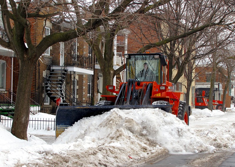 Un déneigement typique des rues de Montréal