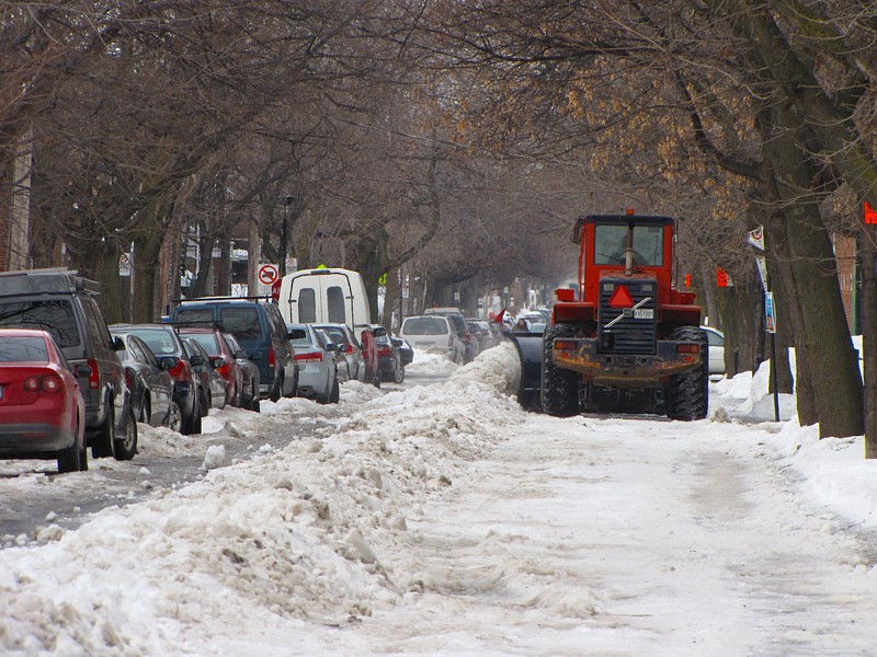 Un déneigement typique des rues de Montréal