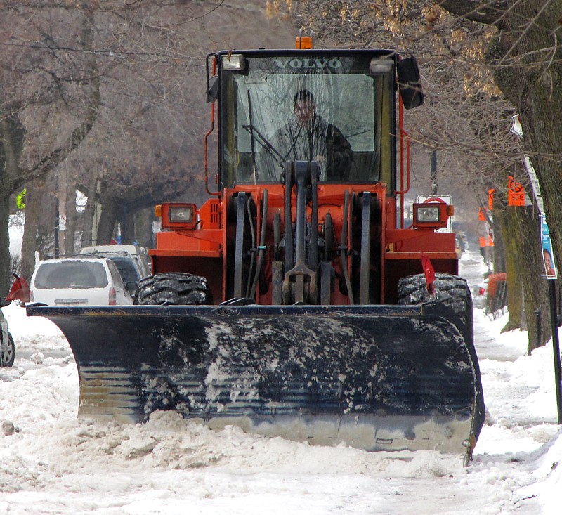 Un déneigement typique des rues de Montréal