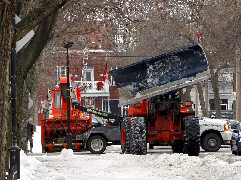 Un déneigement typique des rues de Montréal