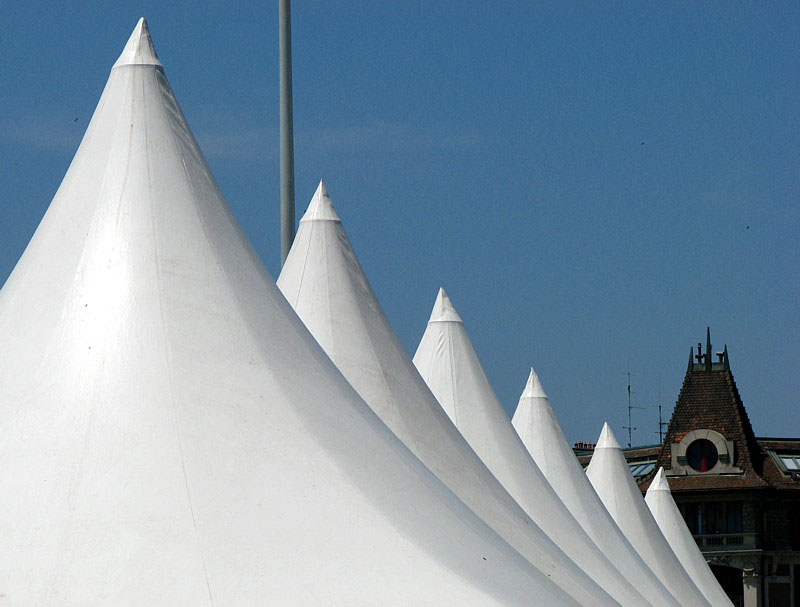 tentes blanches sur Plainpalais