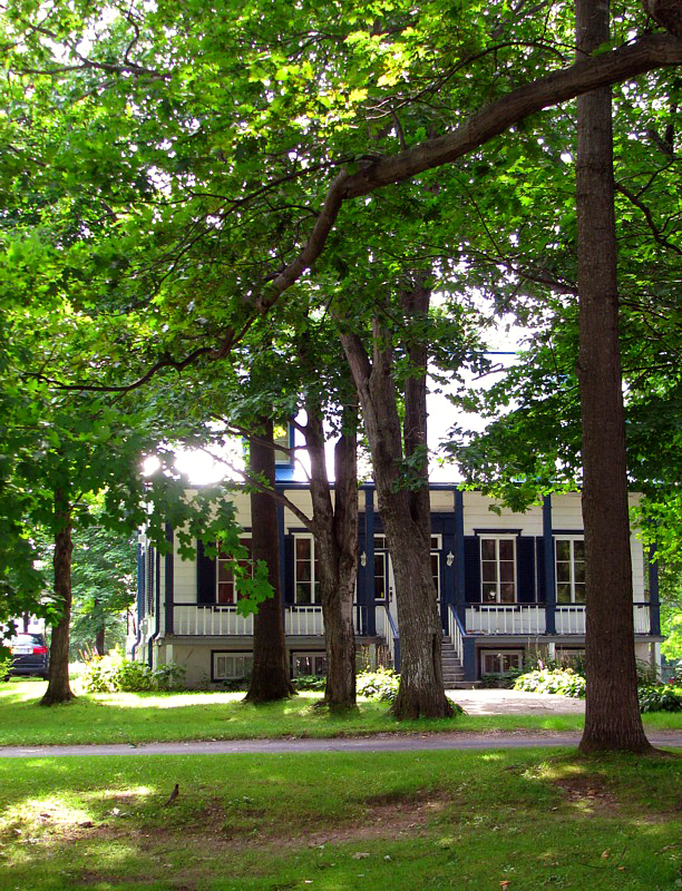 maison centenaire sous les arbres