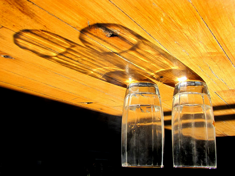  l'ombre de deux verres vides