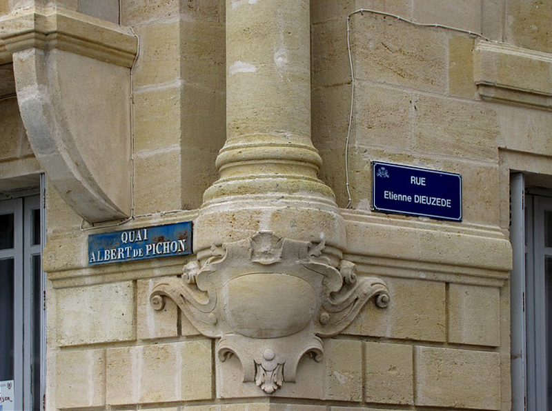 Sur le quai Albert de Pichon
