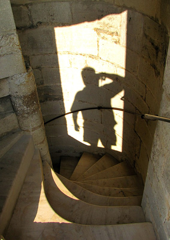 autoportrait dans l'escalier