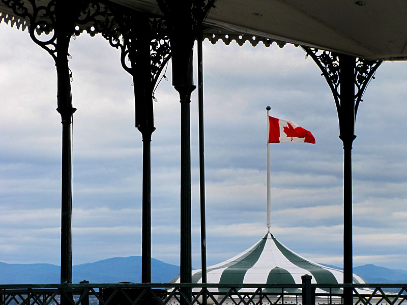 Drapeau canadien sous le pavillon