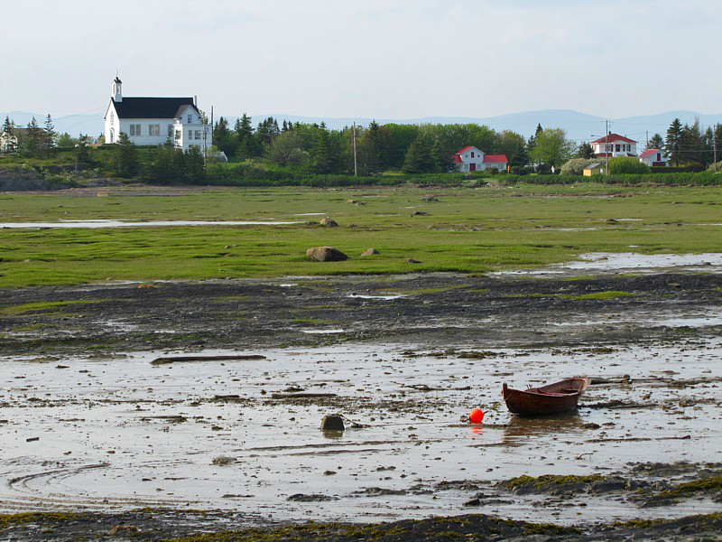 Une petite barque dans une petite baie