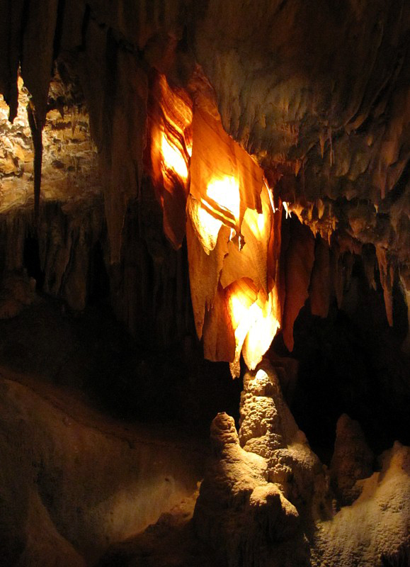 Grotte de la Madeleine, draperie illumine