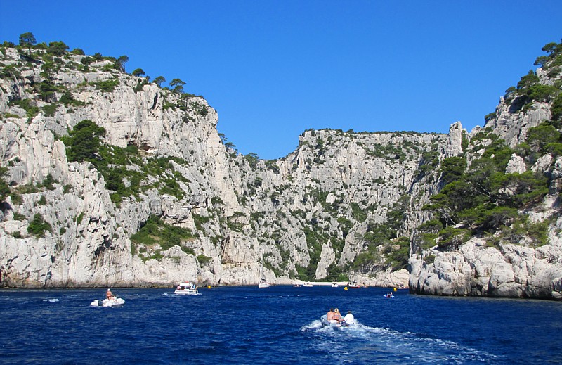 au fond : La calanque d'en vau