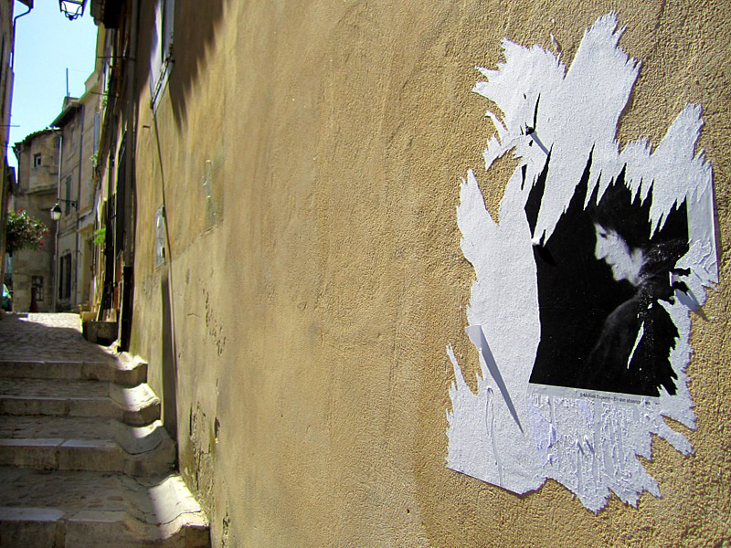 le visage en noir et blanc dans la ruelle