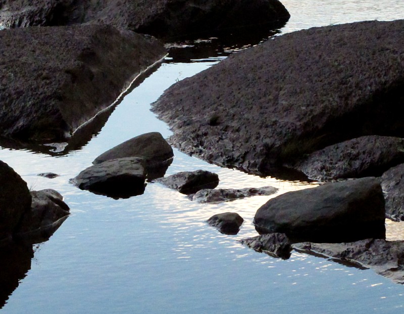 rochers noirs et eau bleue