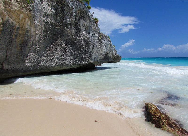 Tulum,  des rochers mangs par la mer