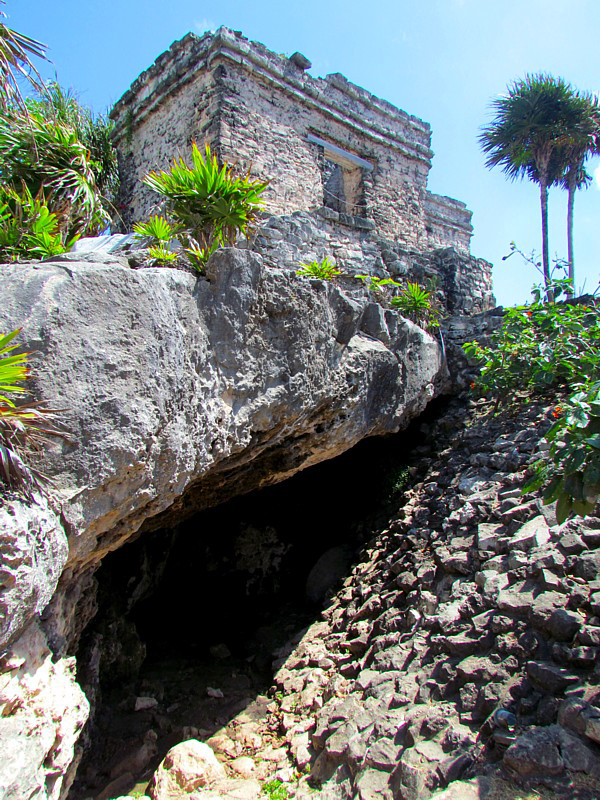 La grotte sous le temple