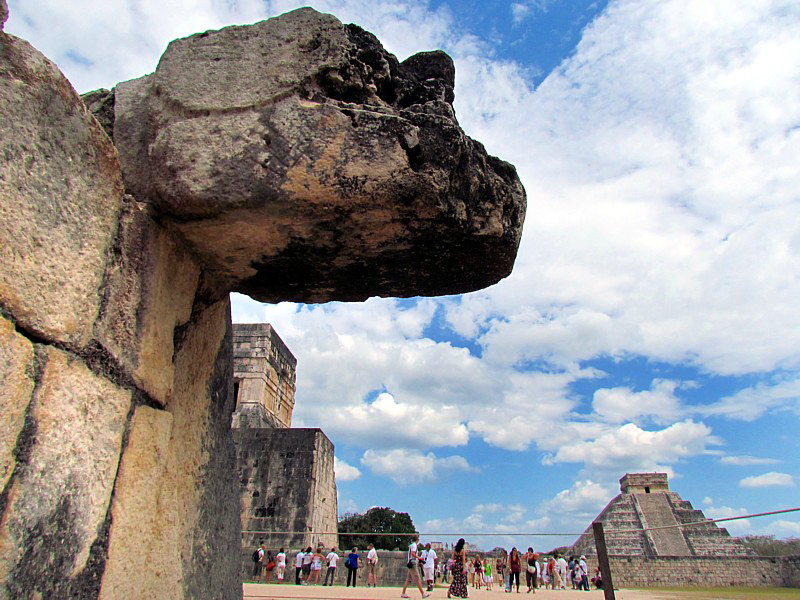 le temple de Kukulkan depuis le jeu de balle