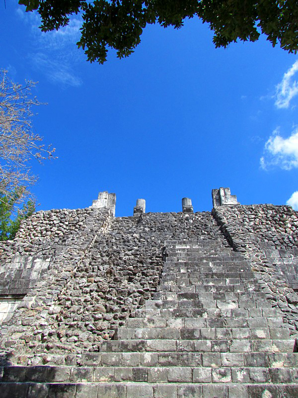 escalier d'un temple et ciel bleu