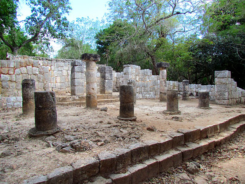 Ruines prs du cenote effondr