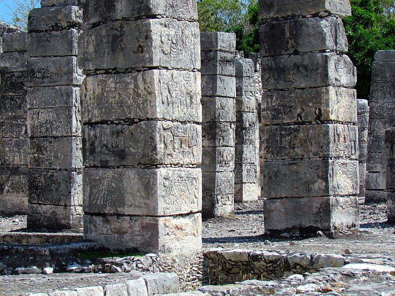 les colonnes carrées du temple des guerriers