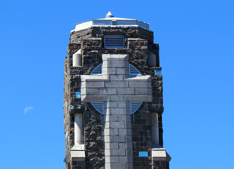 Quartier de lune derrire l'glise de Matane