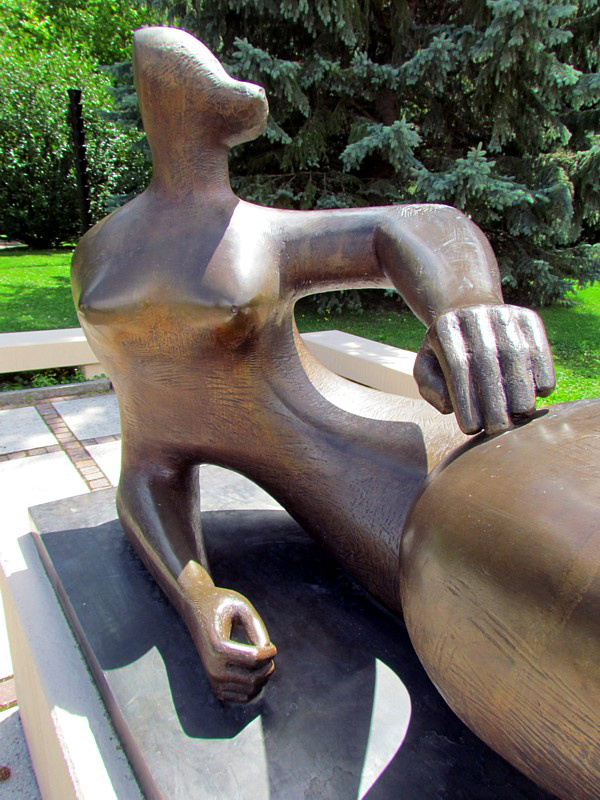 Henry Moore  - reclining figure