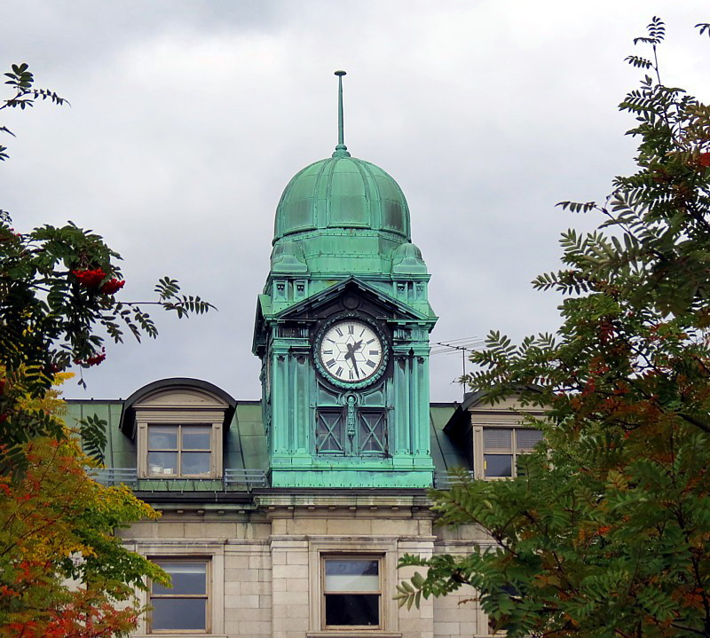 clocher avec horloge