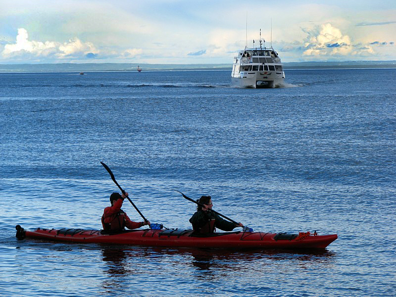 kayak et bateau de croisière