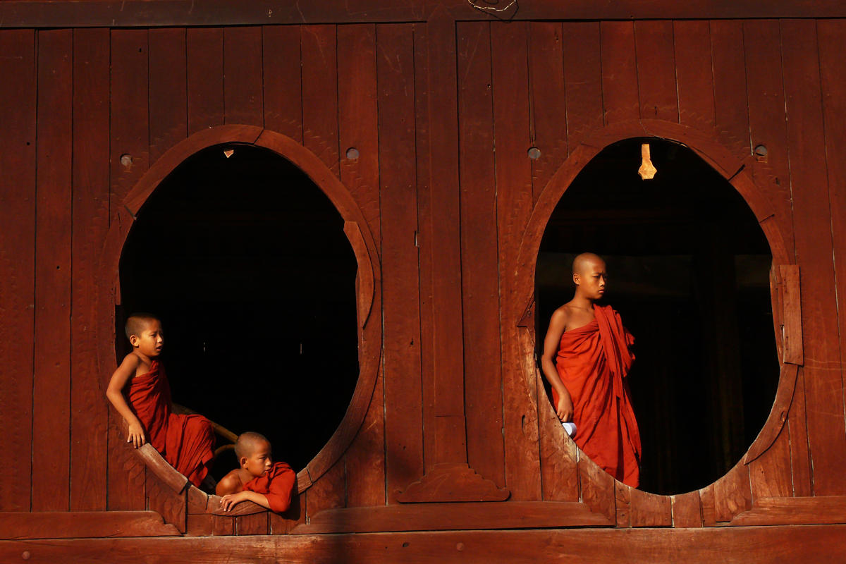 Three monks at Inle crop.jpg