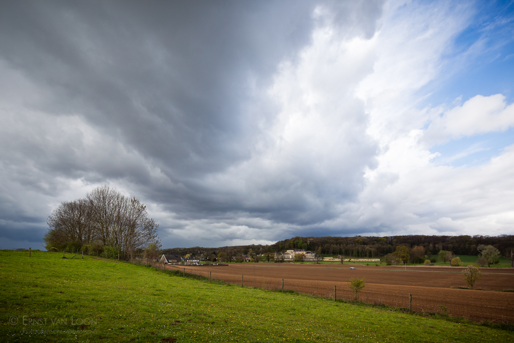 Jekerdal with Chateau Neercanne and an approaching shower