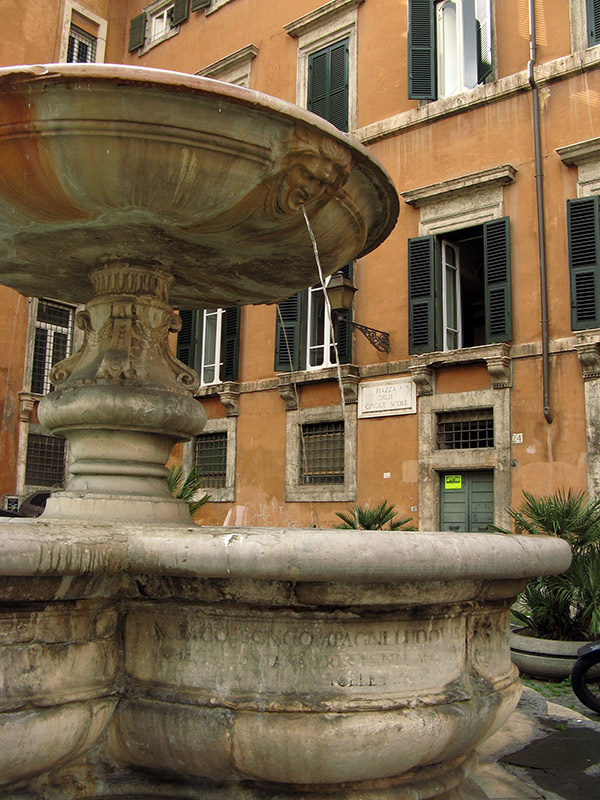 The fountain on Piazza delle Cinque Scuole7328