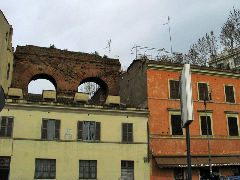 Ancient Rome peeps above housesPiazza di San Giovanni in Laterano9399