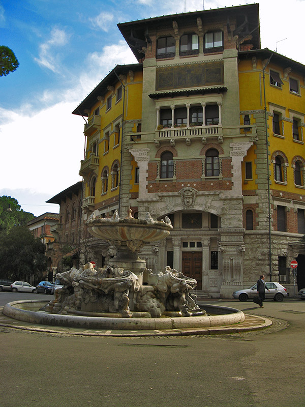 Yellow house on Piazza Mincio9957