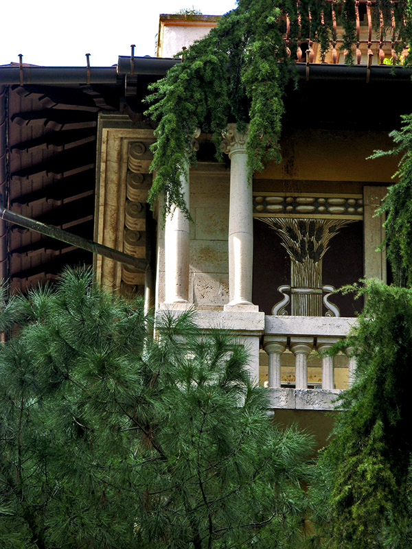 A pretty balcony on Via Arno9977