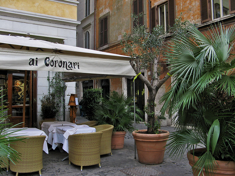 Cafe in Piazza San Simone9835