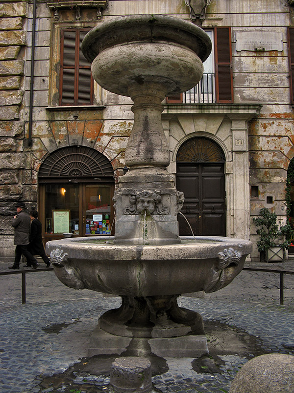 Fontain on Piazza San Simone9842