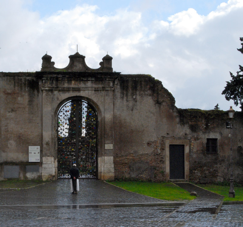 Piazza Santa Croce, Entrance to the Cloister4787