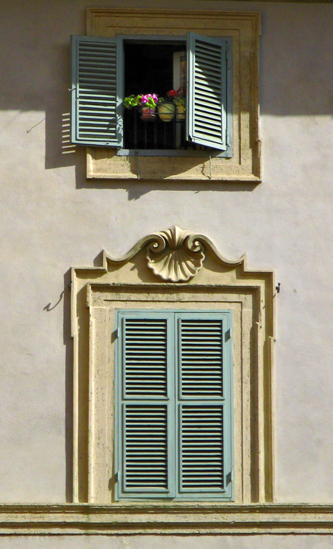 Windows on a Piazza4205