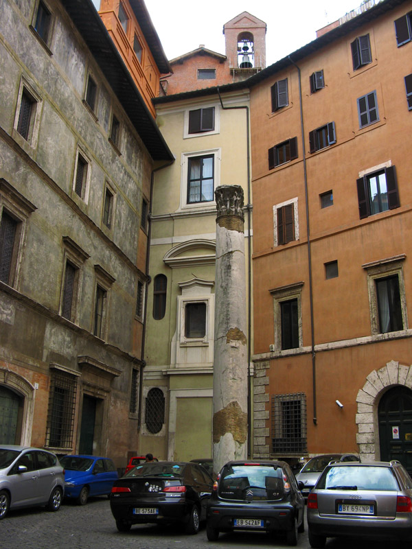 Roman Column on Piazza di Massimi4254